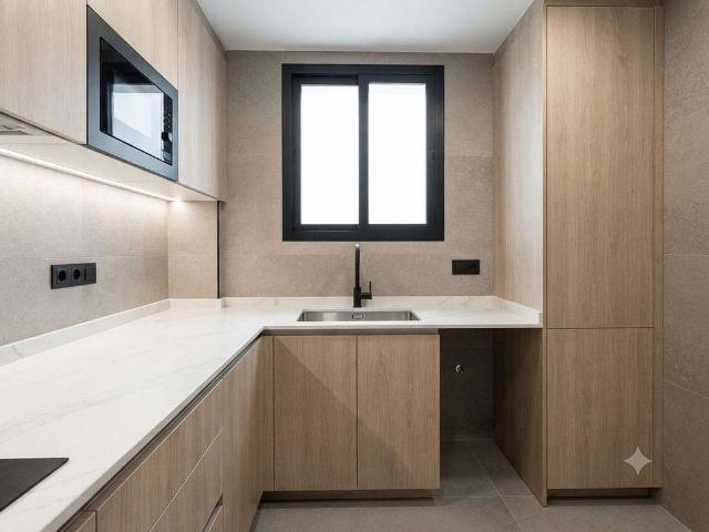 Piso en venta en calle De Salvà, Barcelona, de 58 m² 2 habitaciones por 332.000