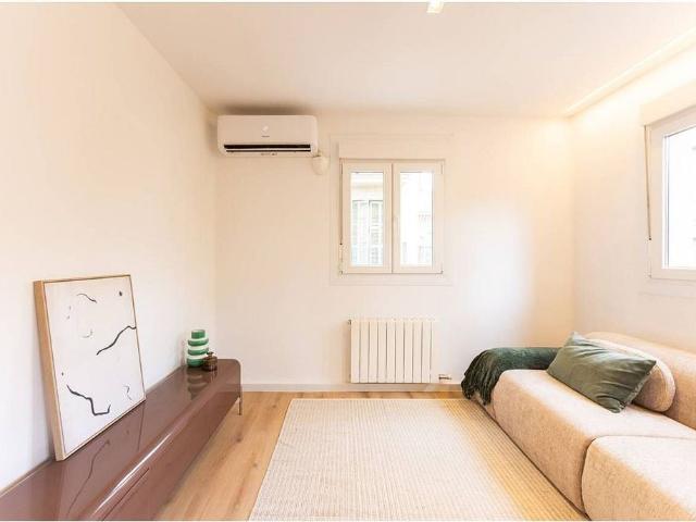 Piso en venta en calle De Sant Carles, Barcelona, de 75 m² 2 habitaciones por 549.000