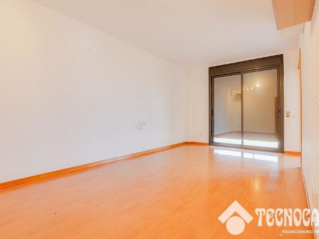Piso en venta en calle De Sant Cugat, Montcada i Reixac, de 66 m² 2 habitaciones por 249.000