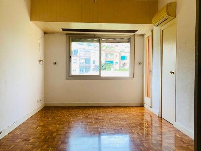 Piso en venta en calle De Sant Antoni Maria Claret, Barcelona, de 76 m² 4 habitaciones por 350.000