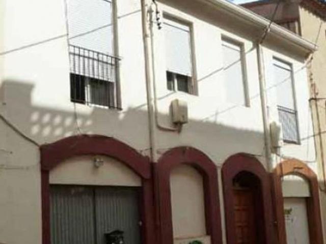 Piso en venta en calle De Sant Antoni, Montbrió del Camp, de 77 m² 3 habitaciones por 52.000