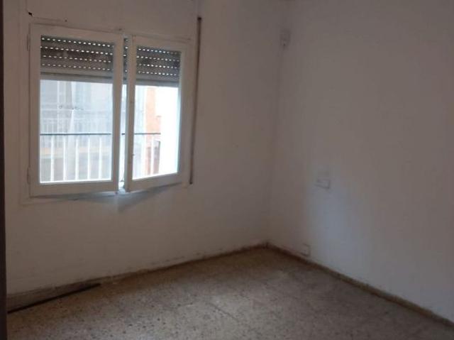 Piso en venta en calle De Sant Andreu, Santa Coloma de Gramanet, de 52 m² 2 habitaciones por 150.000
