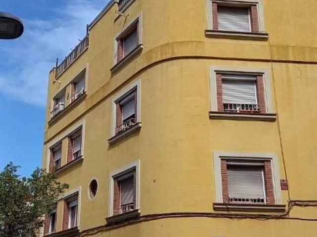 Piso en venta en calle De Sant Benet, Santa Coloma de Gramanet, de 57 m² 2 habitaciones por 120.000
