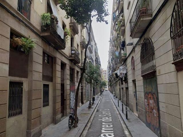 Piso en venta en calle De Sant Gil, Barcelona, de 42 m² 3 habitaciones por 110.000