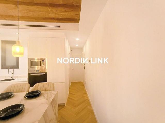 Piso en venta en calle De Sant Gil, Barcelona, de 46 m² 2 habitaciones por 320.000