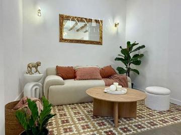Piso en venta en calle De Sant Gil, Barcelona, de 50 m² 1 habitación por 213.000