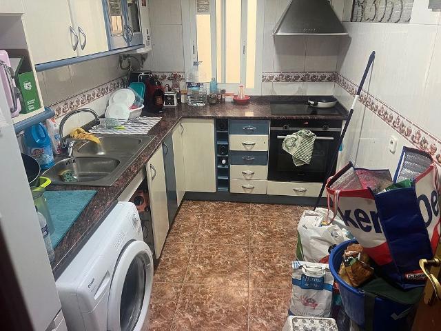 Piso en venta en calle De Sant Frederic, Badalona, de 80 m² 3 habitaciones por 192.000