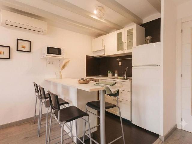 Piso en venta en calle De Sant Pau, Barcelona, de 55 m² 2 habitaciones por 269.000