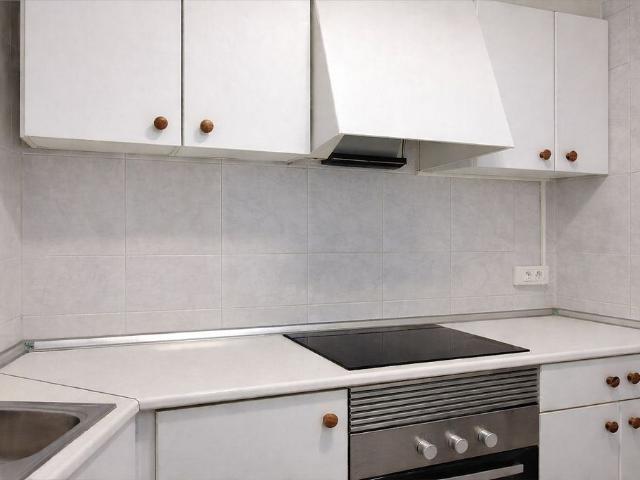 Piso en venta en calle De Sant Pau, Barcelona, de 63 m² 3 habitaciones por 270.000