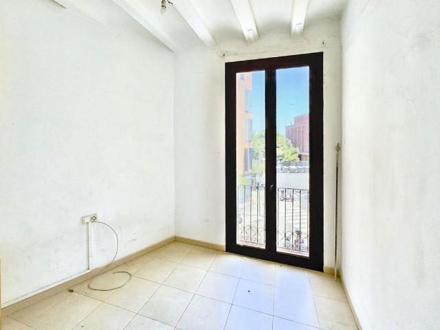 Piso en venta en calle De Sant Pau, Barcelona, de 87 m² 3 habitaciones por 390.000