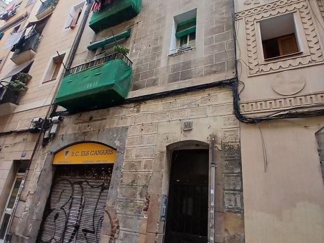 Piso en venta en calle De Sant Pacià, Barcelona, de 57 m² 4 habitaciones por 140.000