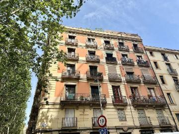 Piso en venta en calle De Sant Rafael, Barcelona, de 79 m² 4 habitaciones por 299.000