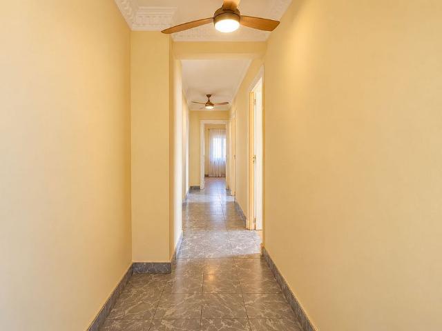 Piso en venta en calle De Santa Madrona, Barcelona, de 60 m² 3 habitaciones por 330.000