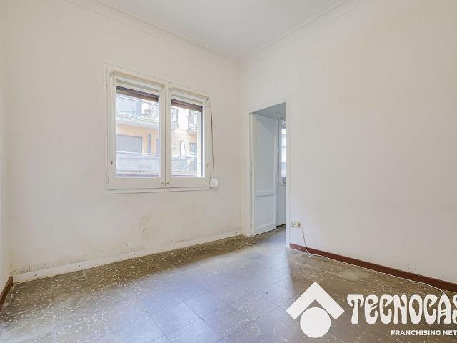 Piso en venta en calle De Santa Carolina, Barcelona, de 54 m² 3 habitaciones por 290.000