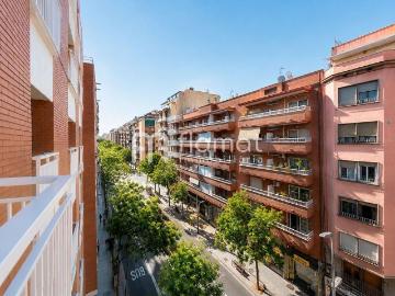 Piso en venta en calle De Sants, Barcelona, de 80 m² 4 habitaciones por 485.000