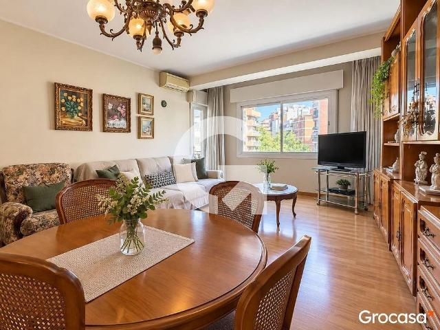 Piso en venta en calle De Sants, Barcelona, de 95 m² 4 habitaciones por 450.000