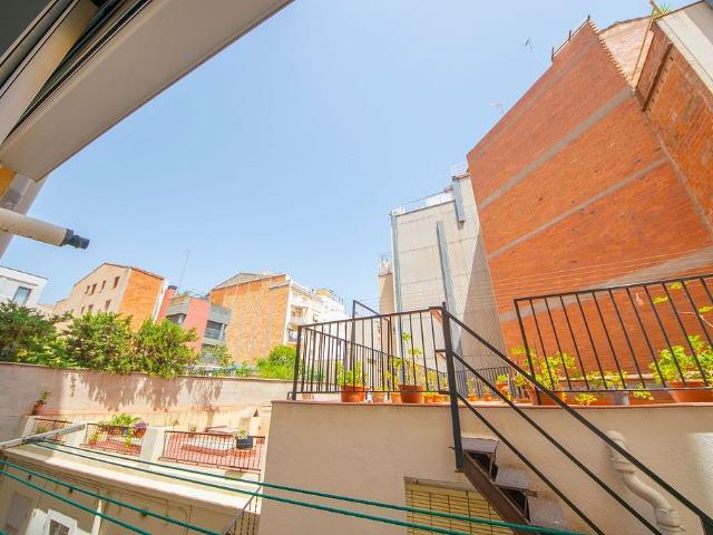 Piso en venta en calle De Sardenya, Barcelona, de 63 m² 3 habitaciones por 329.000