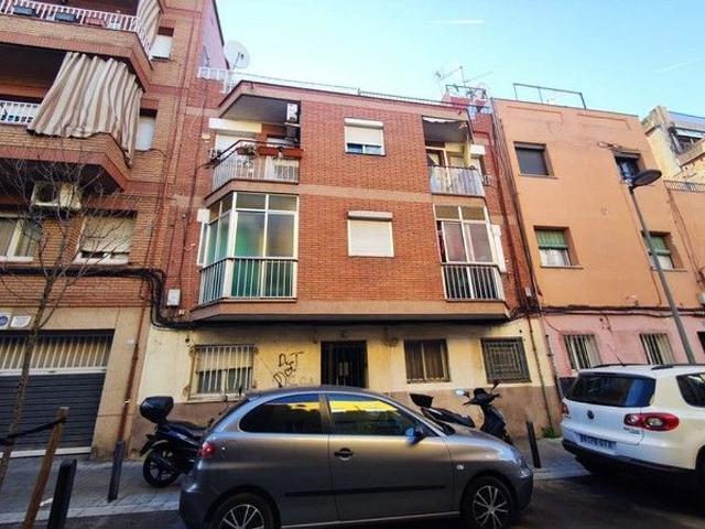 Piso en venta en calle De Sevilla, Badalona, de 41 m² 3 habitaciones por 51.000
