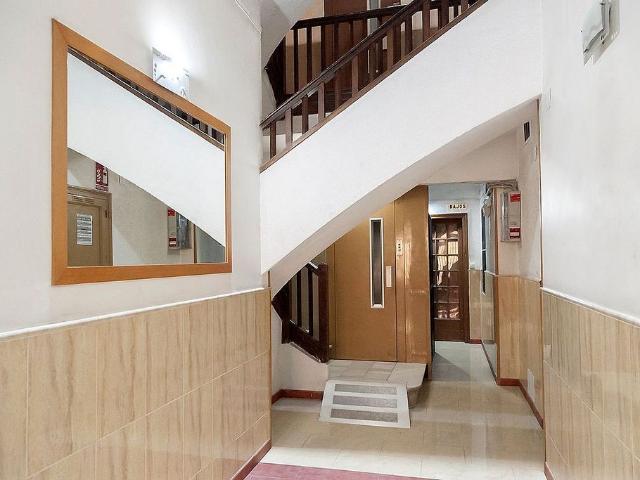 Piso en venta en calle De Siracusa, Barcelona, de 60 m² 3 habitaciones por 398.000