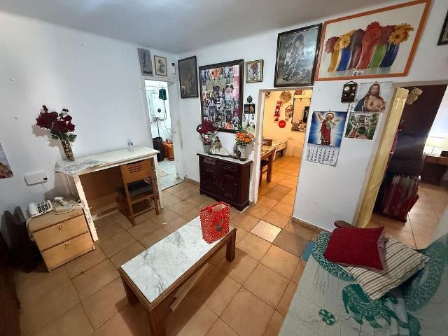 Piso en venta en calle De Solsona, Badalona, de 50 m² 3 habitaciones por 185.000
