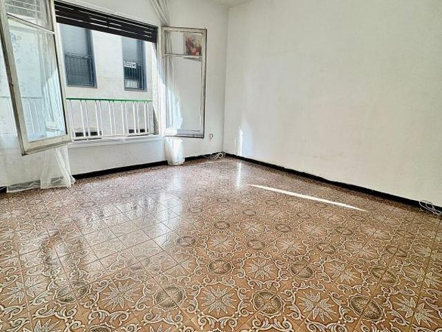 Piso en venta en calle De Sors, Barcelona, de 81 m² 4 habitaciones por 450.000