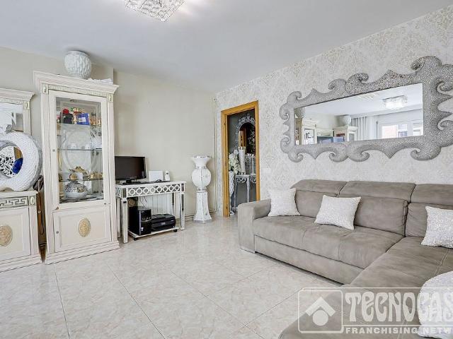Piso en venta en calle De Tiana, Barcelona, de 109 m² 3 habitaciones por 270.000