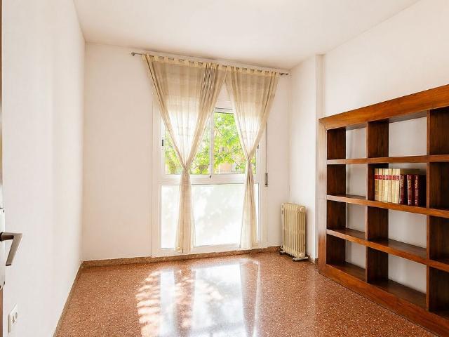 Piso en venta en calle De Trinxant, Barcelona, de 77 m² 4 habitaciones por 399.000