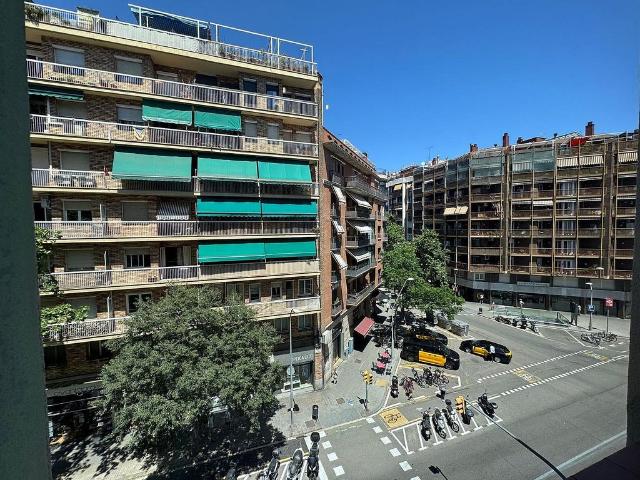 Piso en venta en calle De València, Barcelona, de 73 m² 3 habitaciones por 439.000