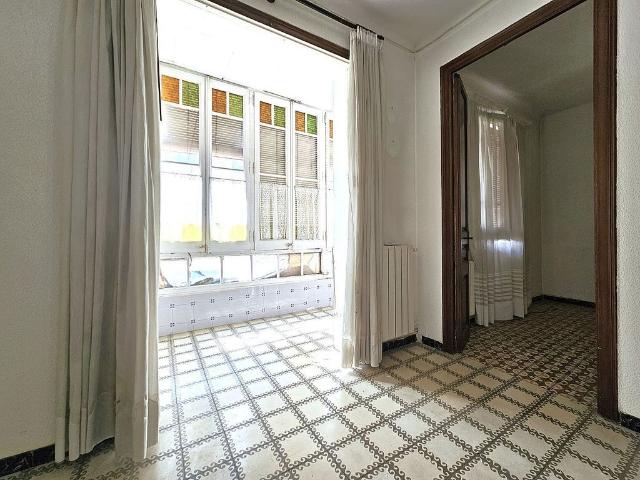 Piso en venta en calle De València, Barcelona, de 80 m² 4 habitaciones por 379.000