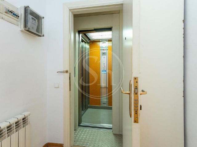 Piso en venta en calle De València, Barcelona, de 81 m² 3 habitaciones por 475.000