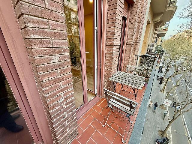 Piso en venta en calle De València, Barcelona, de 90 m² 3 habitaciones por 530.000