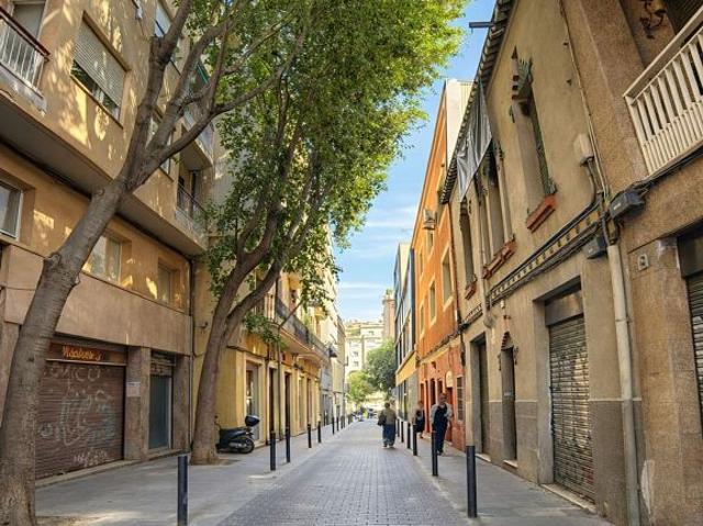 Piso en venta en calle De Vallirana, Barcelona, de 54 m² 3 habitaciones por 375.000