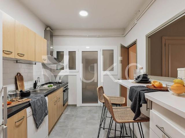 Piso en venta en calle De Vallirana, Barcelona, de 75 m² 2 habitaciones por 585.000