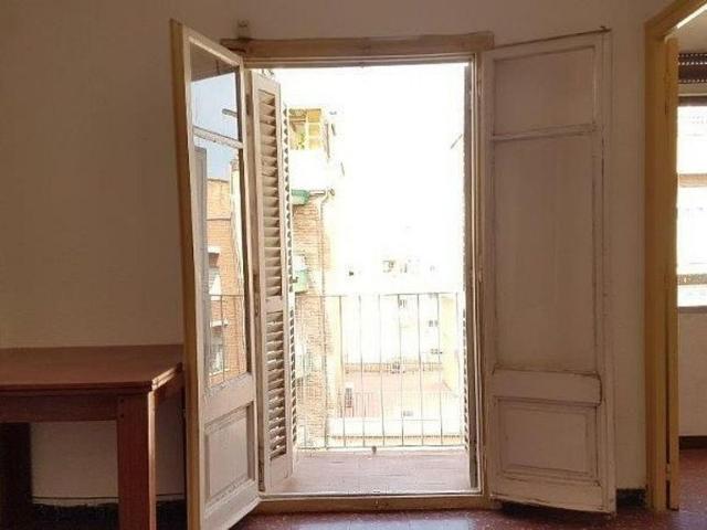 Piso en venta en calle De Vèlia, Barcelona, de 57 m² 2 habitaciones por 119.000
