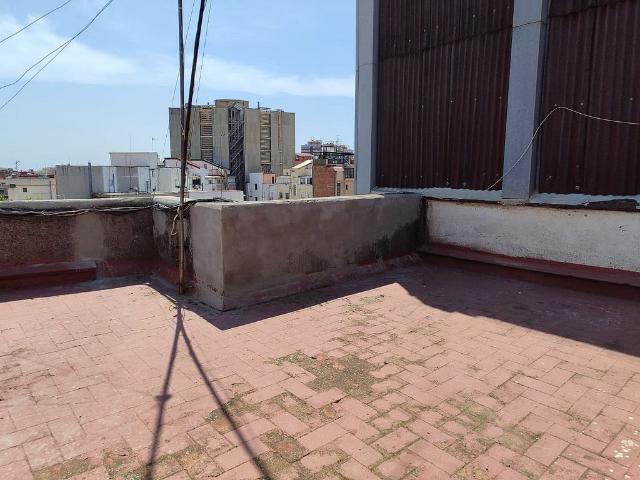 Piso en venta en calle De Vèlia, Barcelona, de 57 m² 3 habitaciones por 99.000