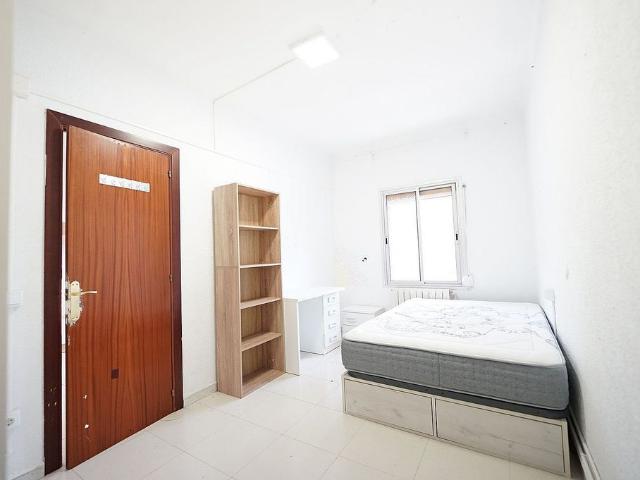Piso en venta en calle De Vèlia, Barcelona, de 78 m² 3 habitaciones por 349.000