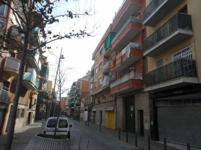 Piso en venta en calle De Víctor Balaguer, Badalona, de 60 m² 3 habitaciones por 80.700