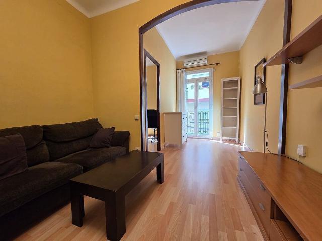 Piso en venta en calle De Violant D'hongria Reina D'aragó, Barcelona, de 43 m² 2 habitaciones por 310.000