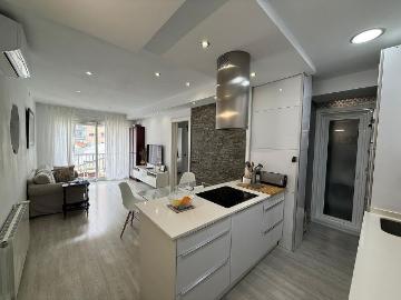 Piso en venta en calle De Violant D'hongria Reina D'aragó, Barcelona, de 92 m² 3 habitaciones por 470.000