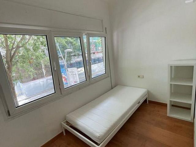Piso en venta en calle De Viladomat, Barcelona, de 77 m² 3 habitaciones por 370.000
