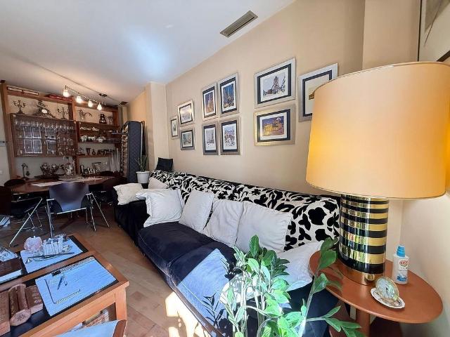 Piso en venta en calle De Viladomat, Barcelona, de 87 m² 3 habitaciones por 465.000