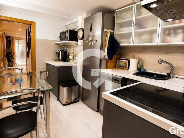 Piso en venta en calle De Vilamarí, Barcelona, de 78 m² 3 habitaciones por 370.000