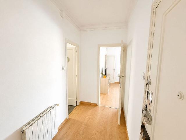 Piso en venta en calle Del Torrent de Les Flors, Barcelona, de 74 m² 4 habitaciones por 385.000