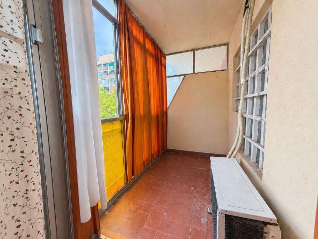 Piso en venta en calle Del Treball, Barcelona, de 85 m² 4 habitaciones por 350.000