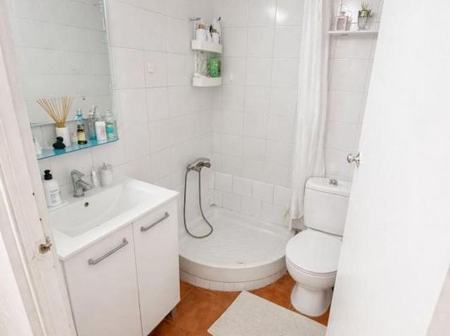 Piso en venta en calle Del Bambú, Cornellà de Llobregat, de 65 m² 3 habitaciones por 150.000
