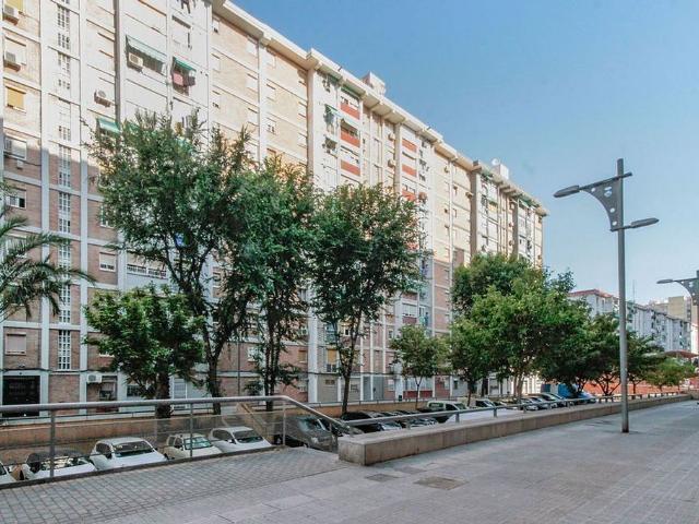 Piso en venta en calle Del Bedoll, Cornellà de Llobregat, de 60 m² 2 habitaciones por 120.400