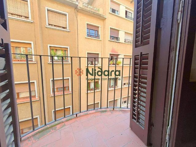 Piso en venta en calle Del Bisbe Laguarda, Barcelona, de 75 m² 3 habitaciones por 368.000
