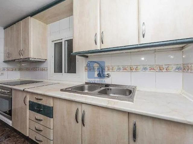 Piso en venta en calle Del Bruc, Santa Coloma de Gramanet, de 80 m² 3 habitaciones por 120.000
