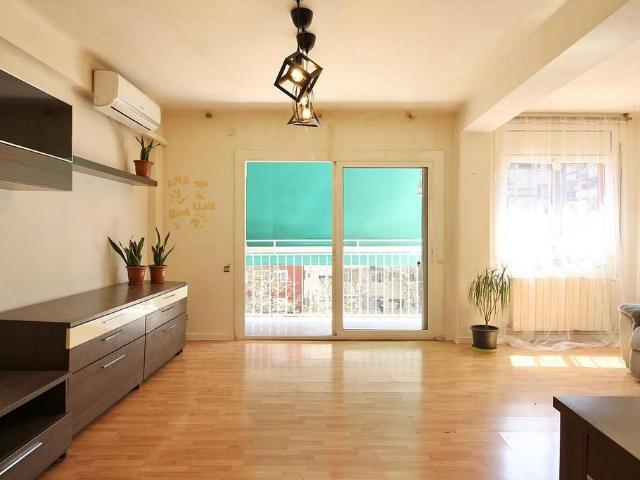 Piso en venta en calle Del Camp Arriassa, Barcelona, de 67 m² 3 habitaciones por 278.000