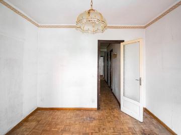 Piso en venta en calle Del Canigó, Barcelona, de 67 m² 4 habitaciones por 230.000